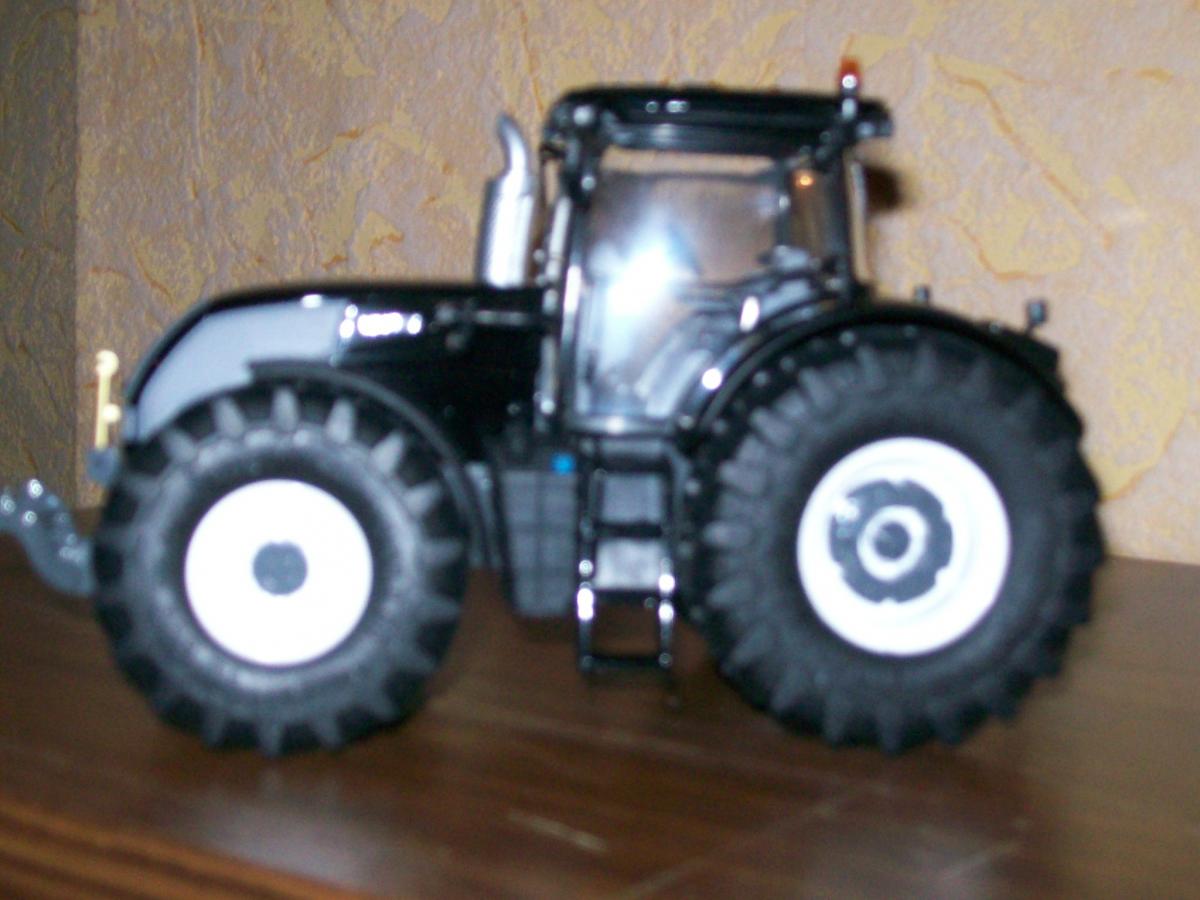 Tracteur Valtra S noir roues Trelleborg - Universal Hobbies - 1/32