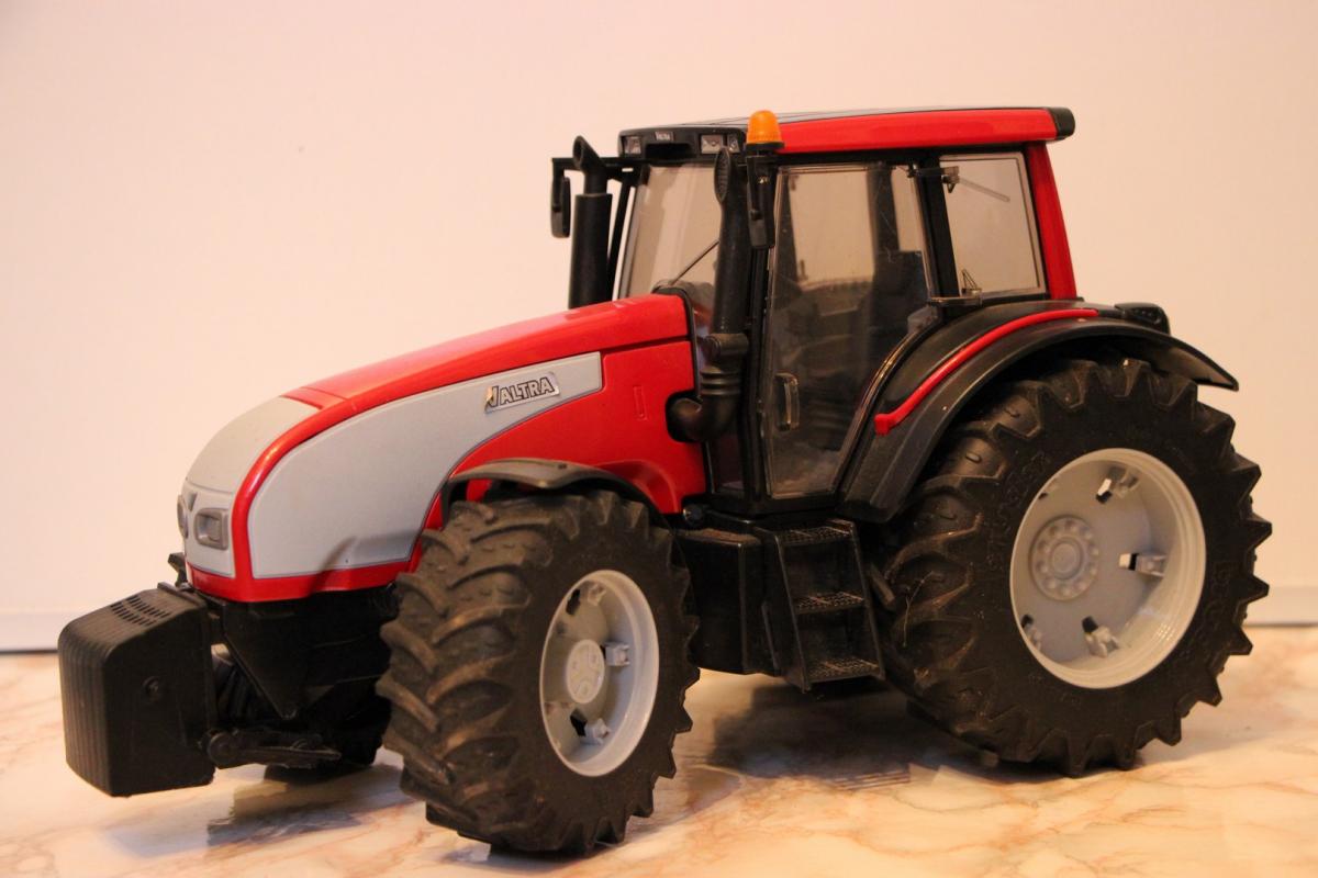Tracteur VALTRA T191 jouet BRUDER avec une échelle de 1/16 conçu par BRUDER  sur Marketoy