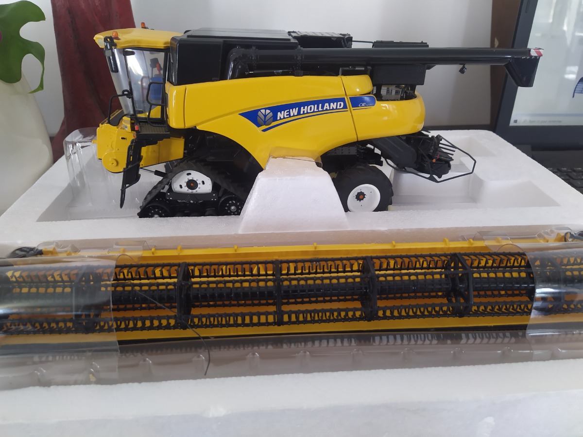 NEW HOLLAND CR 9090 Fabriqué par Universal Hobbies - Echelle 1/32