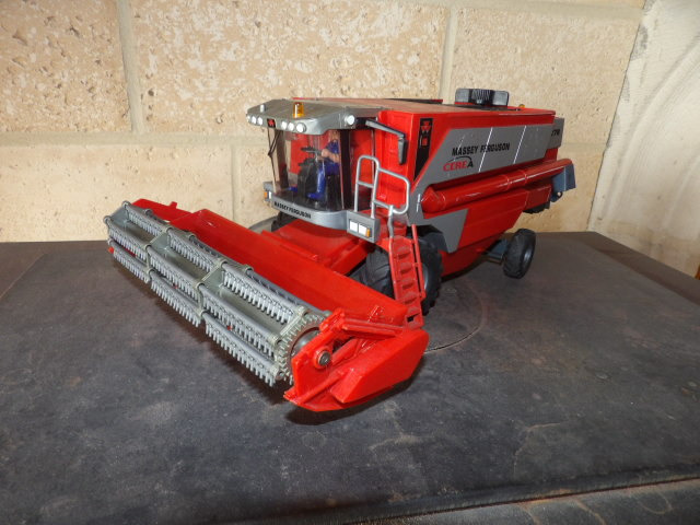 SIKU MOISSONNEUSE BATTEUSE MASSEY FERGUSON CERE A 7278