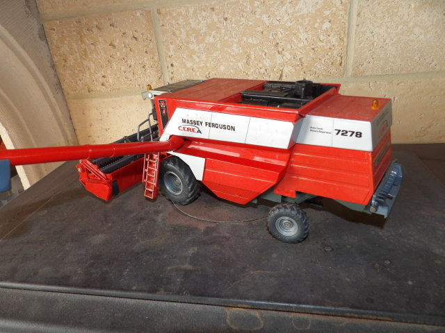 SIKU MOISSONNEUSE BATTEUSE MASSEY FERGUSON CERE A 7278