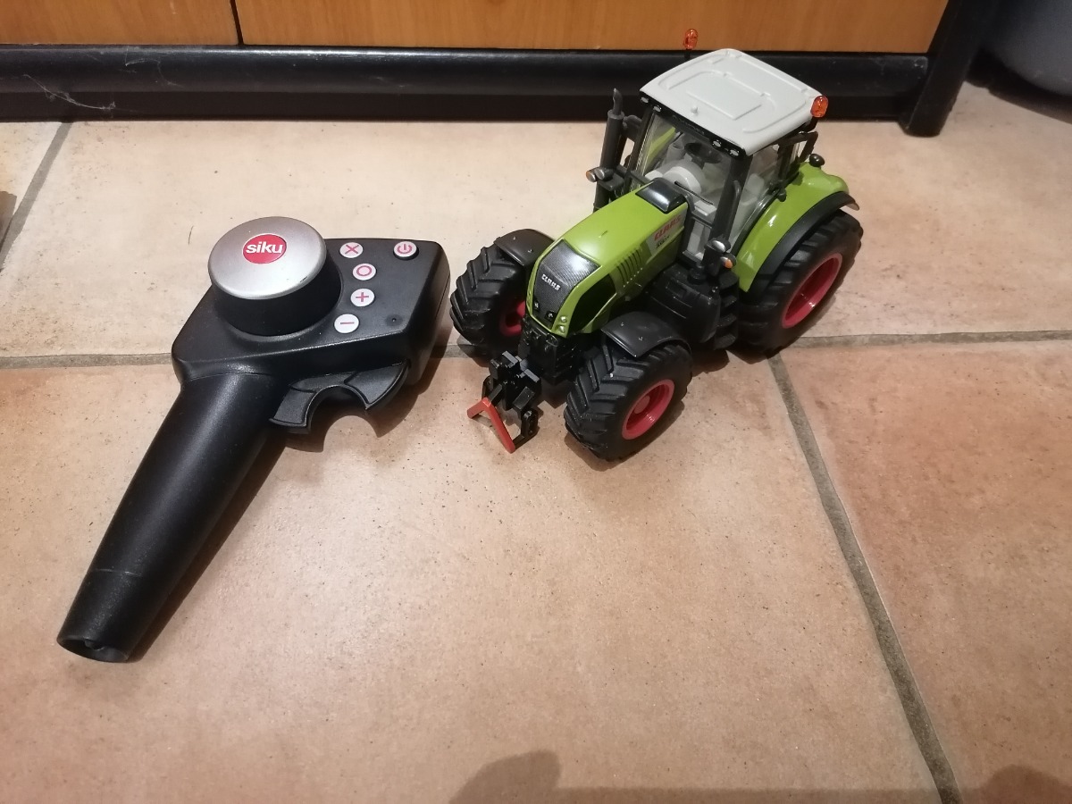 Tracteur télécommandé Claas Axion 850 Siku