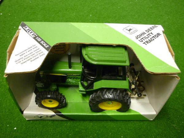 R13-82 ERTL TRACTEUR JOHN DEERE 3350