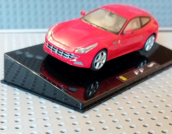 HOTWHEELS 1/43 FERRARI FF 2010 (ce n'est pas une version presse)