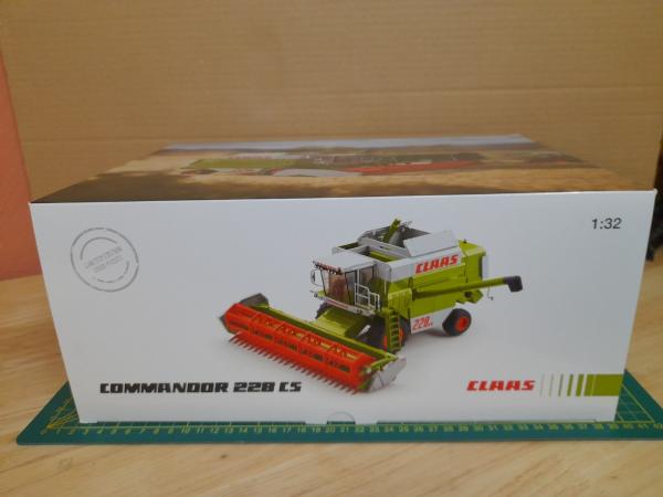 MOISSONNEUSE  CLASS  COMMANDOR 228CS  A PNEUS  WIKING 1.3/2     EDITION LIMITEE NEUVE EN BOITE