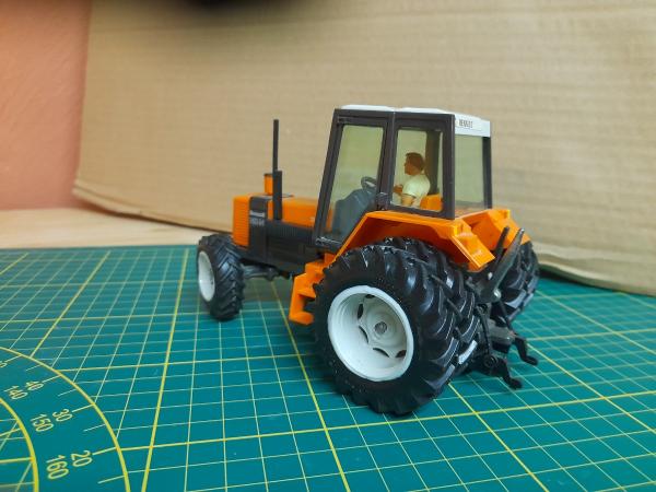 ( MODELE   RARE  )  TRACTEUR RENAULT 145-14 JUMELE   BRITAINS   AVEC CHAUFFEUR (  MINIATURE DE 1985  )