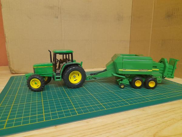 ENSEMBLE BRITAINS  METAL   PRESSE JOHN DEERE100 + TRACTEUR JOHN DEERE 6410 